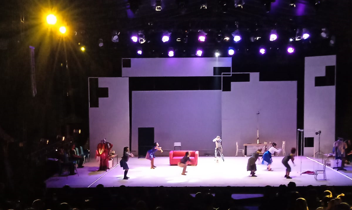 Waktu Batu. Rumah yang Terbakar : Pertunjukan untuk “Sembarang Orang”