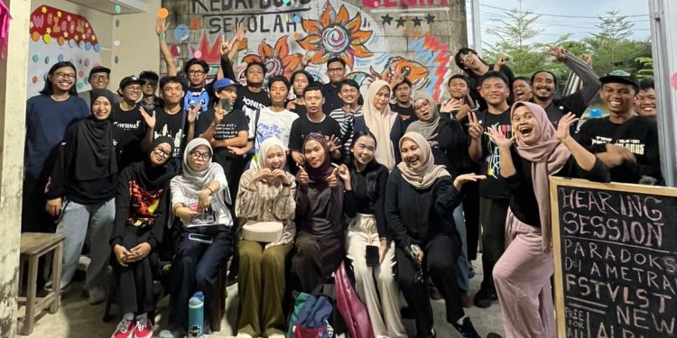 Mendengar Dokstral dan Berhening Cipta bersama Festivalist di Sekolah Jenny